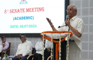 कार्यक्रम में लोगों को संबोधित करते माननीय राज्यपाल।