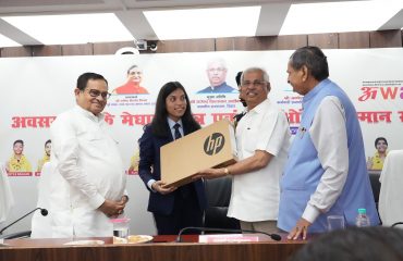 मेधावी विद्यार्थियों को सम्मानित करते माननीय राज्यपाल।