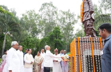 Honorable Governor bowed to former Chief Minister Late Satyendra Narayan Sinha on the occasion of his birth anniversary.