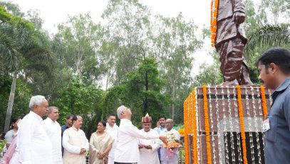 Honorable Governor bowed to former Chief Minister Late Satyendra Narayan Sinha on the occasion of his birth anniversary.