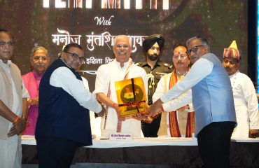 Honorable Governor being welcomed at the event.
