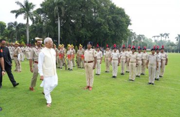 परेड का अवलोकन करते माननीय राज्यपाल।