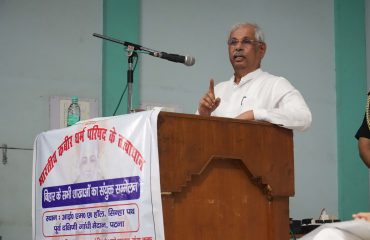Honorable Governor addressing the people.