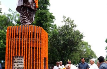 माननीय राज्यपाल ने पूर्व मुख्यमंत्री स्वर्गीय बी.पी.मंडल की जयंती के अवसर पर उनकी प्रतिमा पर माल्यार्पण किया।