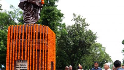 माननीय राज्यपाल ने पूर्व मुख्यमंत्री स्वर्गीय बी.पी.मंडल की जयंती के अवसर पर उनकी प्रतिमा पर माल्यार्पण किया।