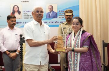 माननीय राज्यपाल ने सम्मानित वक्ता डॉ. शमिका रवि को स्मृति चिन्ह भेंट किया।