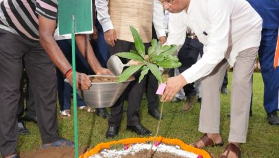 माननीय राज्यपाल ने बिहार पशु विज्ञान विश्वविद्यालय में पौधारोपण किया।