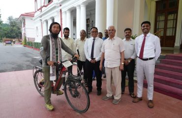 Shri Wanlalayamuzala Wart of Mizoram, who is touring India on bicycle, met the Honorable Governor.