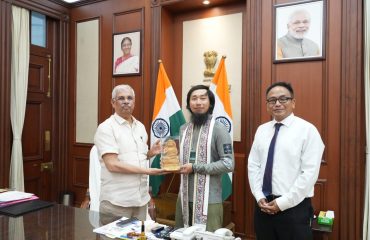 Honorable Governor felicitated Shri Wanlalayamuzala Wart.