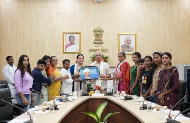 ट्रांसजेंडर के 12 सदस्यों का एक प्रतिनिधिमंडल माननीय राज्यपाल से मिला।