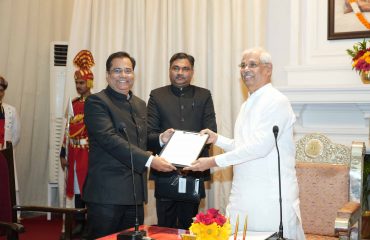 Honorable Governor congratulated Shri Prakash Kumar after the oath.