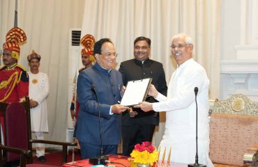 Honorable Governor congratulated Shri Brajesh Mehrotra after the oath.