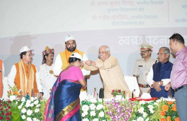 स्वयंसेवकों को सम्मानित करते माननीय राज्यपाल।