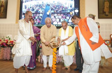 माननीय राज्यपाल ने दीप प्रज्वलन द्वारा कार्यक्रम का उद्घाटन किया।