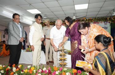 माननीय राज्यपाल एवं लेडी गवर्नर ने दीप प्रज्वलन द्वारा कार्यक्रम का उद्घाटन किया।