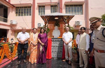 महर्षि श्री अरविन्द घोष की प्रतिमा के साथ लेडी गवर्नर और  माननीय राज्यपाल।