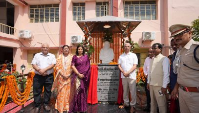 महर्षि श्री अरविन्द घोष की प्रतिमा के साथ लेडी गवर्नर और  माननीय राज्यपाल।