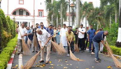 माननीय राज्यपाल राजभवन परिसर की सफाई करते हुए।