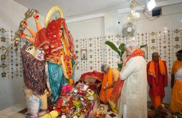 Honorable Governor offered prayers to Maa Durga.