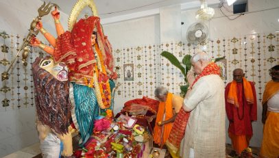 Honorable Governor offered prayers to Maa Durga.