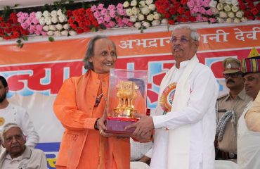 Honorable Governor being welcomed at the event.