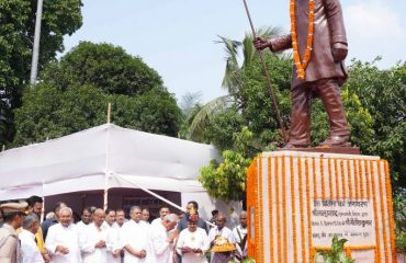 Honorable Governor bowed to Loknayak Jaiprakash Narayan on the occasion of his birth anniversary.