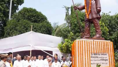 Honorable Governor bowed to Loknayak Jaiprakash Narayan on the occasion of his birth anniversary.