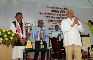 कार्यक्रम में लोगों को संबोधित करते माननीय राज्यपाल।