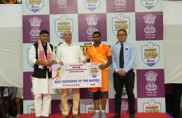 मैच के सर्वश्रेष्ठ डिफेंडर (पुरुष ) का पुरस्कार माननीय राज्यपाल द्वारा दिया गया।