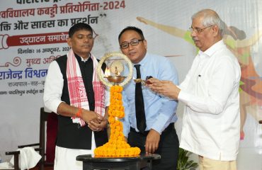 माननीय राज्यपाल ने दीप प्रज्वलन द्वारा कार्यक्रम का उद्घाटन किया।