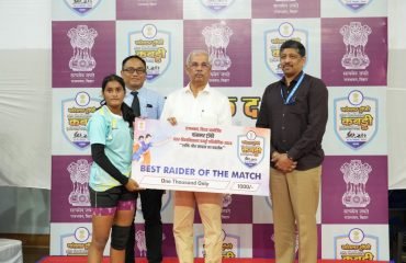 Best Raider (Girl) of the match prize given by Honorable Governor.