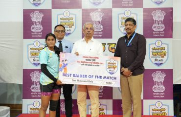 मैच के सर्वश्रेष्ठ रेडर (महिला) को माननीय राज्यपाल द्वारा पुरस्कार दिया गया।