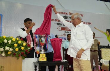माननीय राज्यपाल ने अंतर विश्वविद्यालय कबड्डी प्रतियोगिता 2024 की चांसलर ट्रॉफी का अनावरण किया।