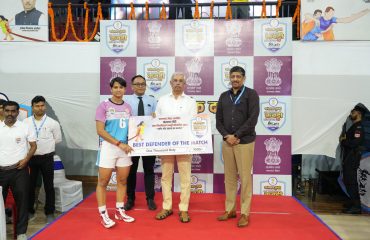 मैच के सर्वश्रेष्ठ डिफेंडर (महिला) को माननीय राज्यपाल द्वारा पुरस्कार दिया गया।