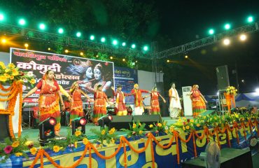 कार्यक्रम में सांस्कृतिक नृत्य.