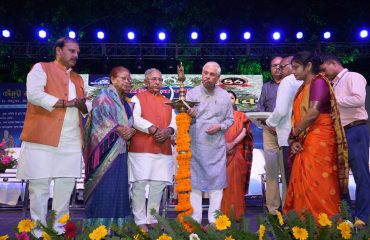 माननीय राज्यपाल ने दीप प्रज्वलन द्वारा कार्यक्रम का उद्घाटन किया।