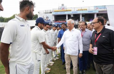 Honorable Governor met the players.