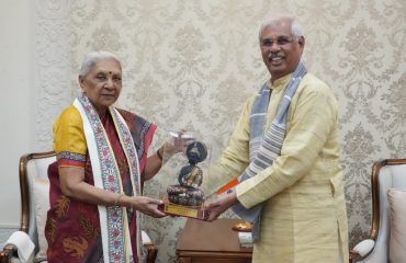 Honorable Governor met Honorable Governor of Uttar Pradesh at Raj Bhavan, Bihar.