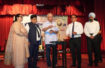 माननीय राज्यपाल दीप प्रज्वलन द्वारा कार्यक्रम का उद्घाटन करते हुए।