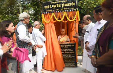 माननीय राज्यपाल ने डॉ. मृदुला सिन्हा की प्रतिमा का अनावरण किया।
