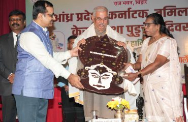 Honorable Governor being welcomed at the event.