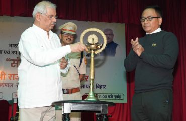माननीय राज्यपाल ने दीप प्रज्वलन द्वारा कार्यक्रम का उद्घाटन किया।