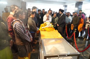 Honorable Governor paid tribute to late Shri Kishore Kunal.