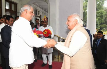 माननीय राज्यपाल ने राजभवन में नवनियुक्त राज्यपाल का स्वागत किया।