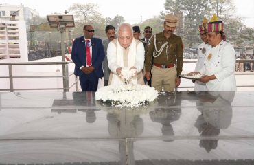 Honorable Governor paid tribute to the Deshratna Dr. Rajendra Prasad at his Samadhi at Rajendra Ghat.
