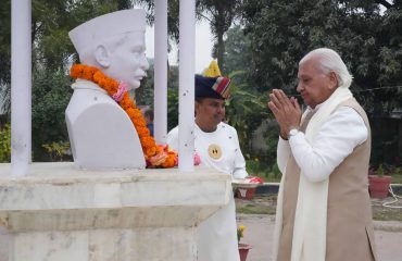 Honorable Governor bowed to the statue of Deshratna Dr. Rajendra Prasad.