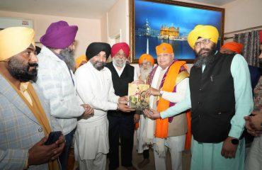 Honorable Governor being welcomed at Takht Shri Harimandir Ji Patna Sahib.