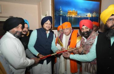 Honorable Governor being welcomed at Takht Shri Harimandir Ji Patna Sahib.