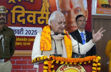 कार्यक्रम में लोगों को संबोधित करते माननीय राज्यपाल।