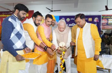 माननीय राज्यपाल ने दीप प्रज्वलन द्वारा कार्यक्रम का उद्घाटन किया।